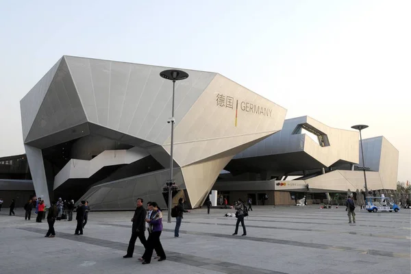 Návštěvníci Prokrájí Přes Německý Pavilon Expo Šanghaji Číně Dubna 2010 — Stock fotografie