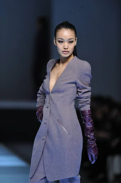 モデル パレード新しい創造鄒するファッション デザイナーによって中国ファッション ウィーク 2010年秋 冬の間に北京 中国で 2010 — ストック写真