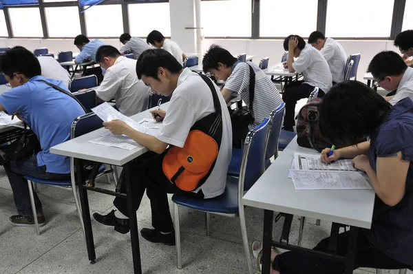 Candidatos Emprego Chineses Fazem Exames Fábrica Shenzhen Grupo Tecnologia Foxconn — Fotografia de Stock