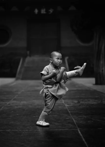 Wang Chengyang Anos Base Treinamento Shaolin Kungfu Pratica Kungfu Templo — Fotografia de Stock