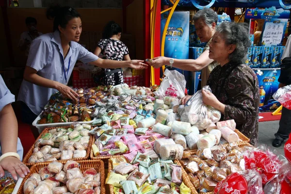 2010年9月10日 中国顾客在中国上海豫园的一个摊位上购买月饼 — 图库照片