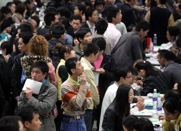 Buscadores Empleo Chinos Multitud Puestos Durante Una Feria Empleo Ciudad — Foto de Stock