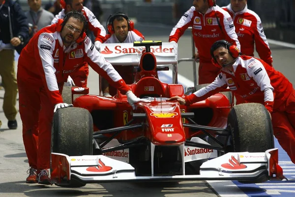 Ferrari Team Προσωπικό Τραβά Ένα Αγωνιστικό Αυτοκίνητο Κατά Την Περίοδο — Φωτογραφία Αρχείου