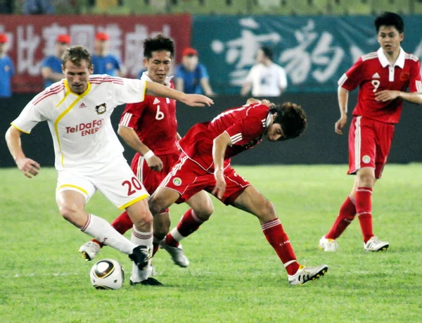 Lukas Sinkiewicz Gauche Bayer Leverkusen Football Club Rivalise Avec Yan — Photo