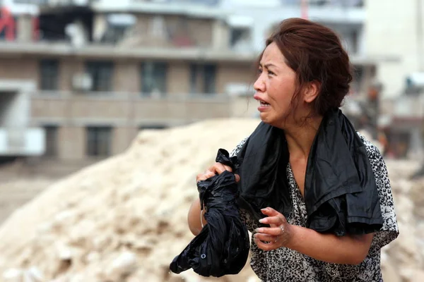 Una Mujer China Llora Por Muerte Esposo Asesinado Los Devastadores —  Fotos de Stock