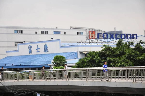 Local Chinese Residents Walk Footbridge Next Shenzhen Plant Foxconn Technology — Stock Photo, Image
