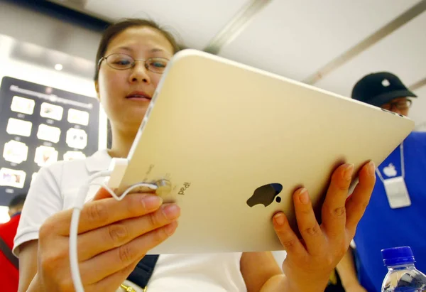 Ένας Πελάτης Προσπαθεί Ipad Στο Κατάστημα Της Apple Στην Οικονομική — Φωτογραφία Αρχείου