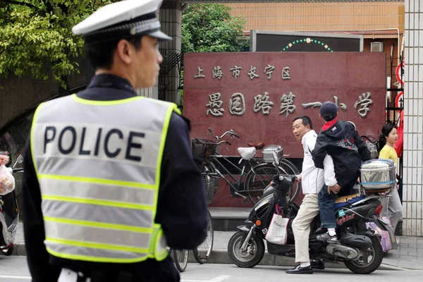 Oficial Policía Chino Hace Guardia Frente Una Escuela Primaria Shanghai — Foto de Stock