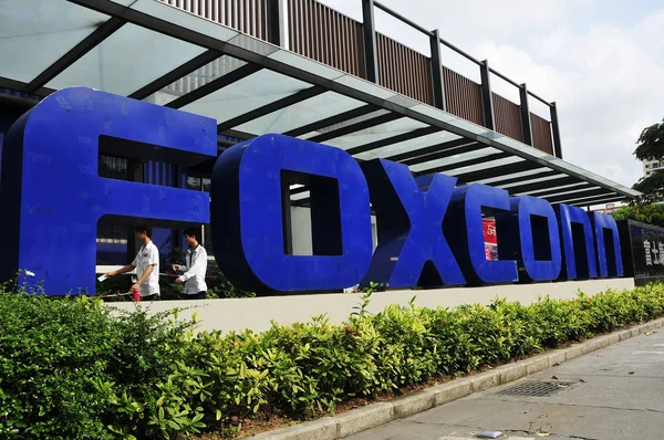 Chinese Foxconn Employees Walk Logo Foxconn South Entrance Shenzhen Plant — Stock Photo, Image