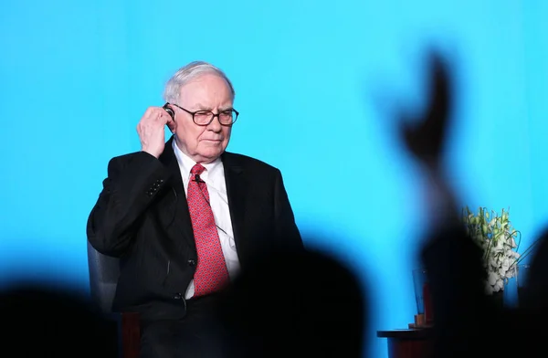 Americký Investor Filantrop Warren Buffet Poslouchá Otázku Tiskové Konferenci Pekingu — Stock fotografie