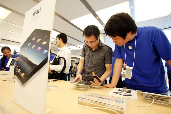 Egy Ügyfél Megpróbál Egy Apple Ipad Tabletta Ban Apple Store — Stock Fotó