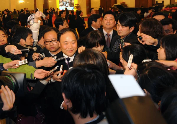 Shufu Presidente Grupo Geely Holding Cercado Por Jornalistas Após Sessão — Fotografia de Stock