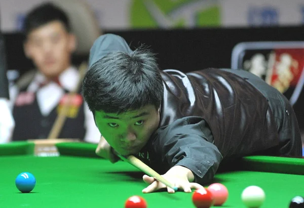 Chinas Ding Junhui Joga Tiro Contra Chinas Jin Long Primeira — Fotografia de Stock