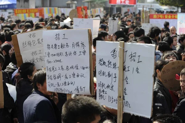 Des Représentants Usines Chinoises Montrent Des Offres Emploi Pour Attirer — Photo
