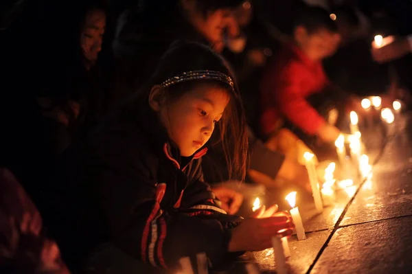 Niños Chinos Encienden Velas Para Llorar Por Las Víctimas Del — Foto de Stock