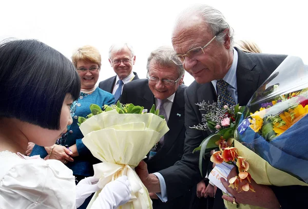 Китайский Ребенок Представляет Букет Цветов Шведскому Королю Карлу Xvi Густаву — стоковое фото