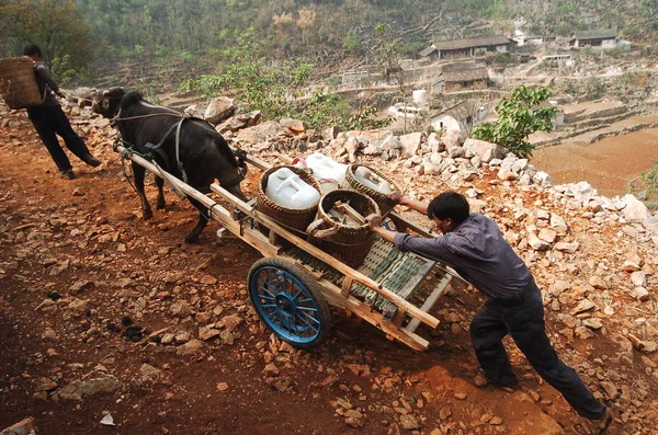 Ein Dorfbewohner Zieht Einen Wagen Mit Eimern Wasser Von Einer — Stockfoto