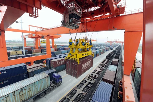 Żuraw Ładuje Pociąg Kontenerami Chengdu Railway Container Terminal Chengdu City — Zdjęcie stockowe