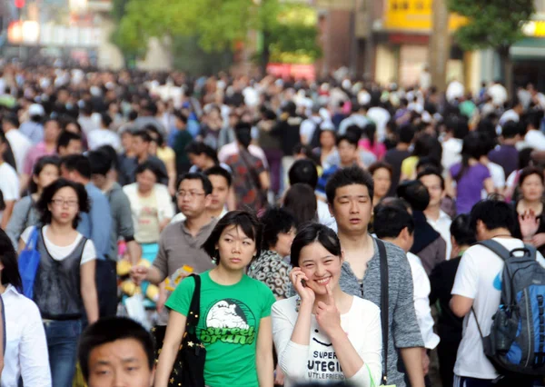 Turisti Residenti Locali Affollano Dello Shopping Nanjing Road Shanghai Cina — Foto Stock