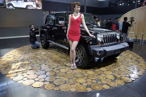Modelo Posa Por Jipe Pequim Durante 11Th Beijing International Automotive — Fotografia de Stock