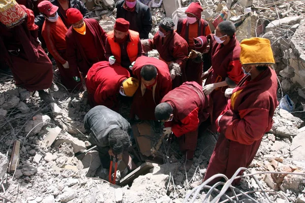 Китайские Ламы Местные Тибетцы Ищут Выживших Жертв Руинах Домов Разрушенных — стоковое фото