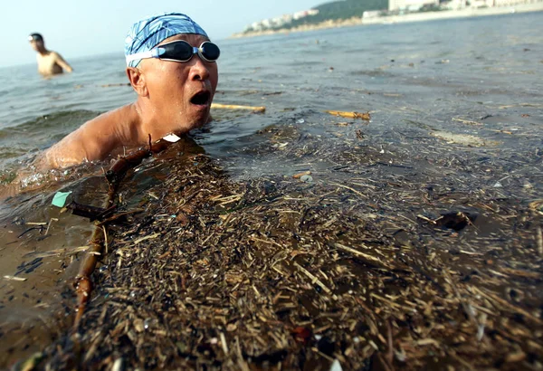 Chino Nada Junto Basura Que Flota Agua Complejo Playa Ciudad — Foto de Stock