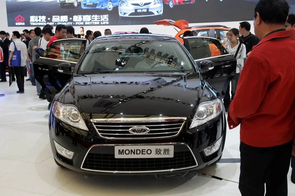 Látogatók Nézd Meg Ford Mondeo Sanghaji Nemzetközi Autóipar Kiállítás Ismert — Stock Fotó