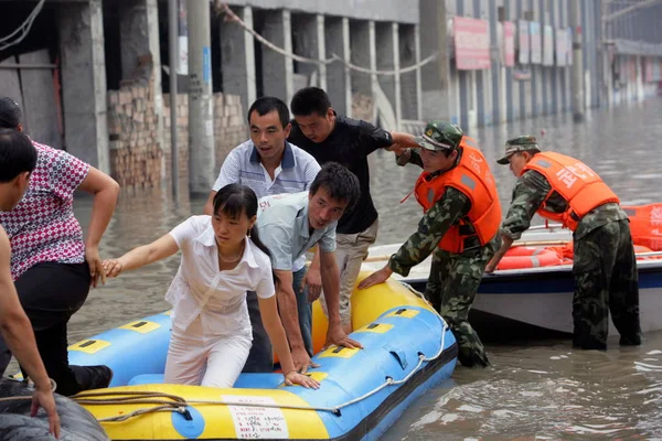 Los Rescatistas Chinos Evacuaron Los Residentes Locales Atrapados Por Las —  Fotos de Stock