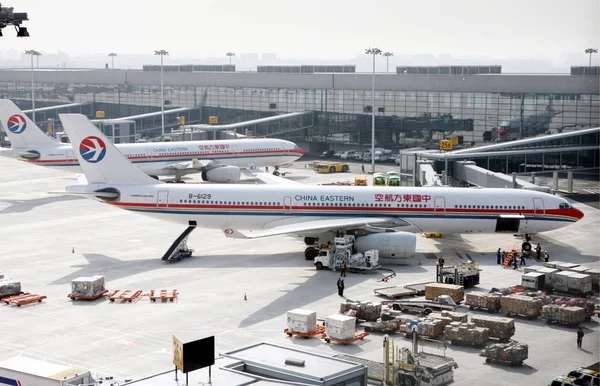 Реактивные Самолеты China Eastern Airlines Замечены Возле Терминала Шанхайского Международного — стоковое фото