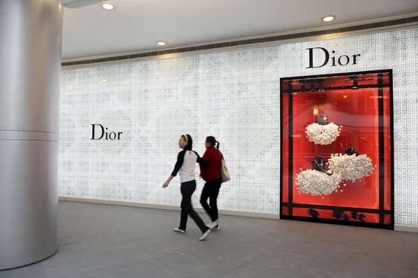 Des Résidents Passent Devant Magasin Phare Dior Rouvert Sur Plaza — Photo