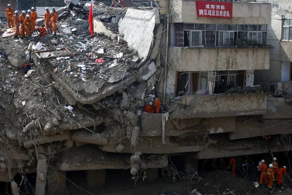 Penyelamat Cina Mencari Korban Dan Korban Selamat Puing Puing Rumah — Stok Foto