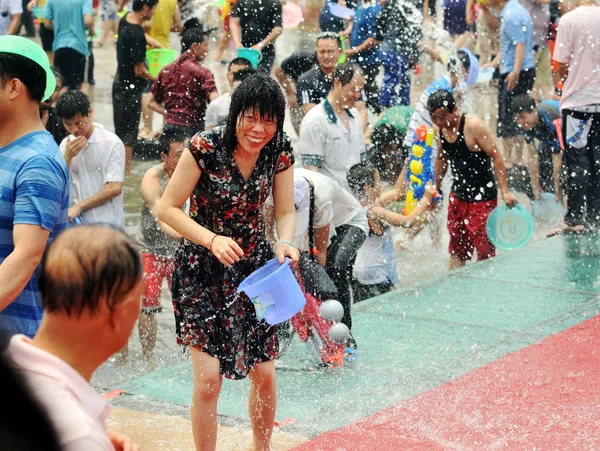 Китайцы Брызгают Водой Большой Фонтан Сэкономить Воду Время Празднования Праздника — стоковое фото