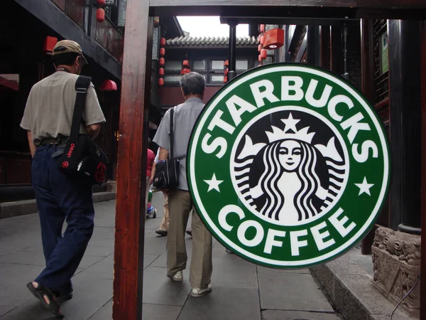 File Toeristen Lopen Langs Een Starbucks Café Chengdu Zuidwest Chinas — Stockfoto