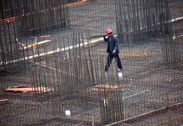 Chiński Pracownik Budowlany Dostarcza Wyroby Stalowe Miejscu Pracy Projektu Nieruchomości — Zdjęcie stockowe