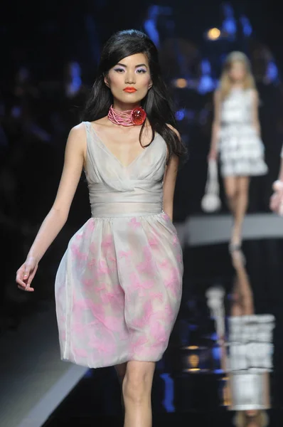モデルは 2010 上海でディオール クルーズ 2010 ファッションのショーでジョン ガリアーノによって作成をパレードします — ストック写真