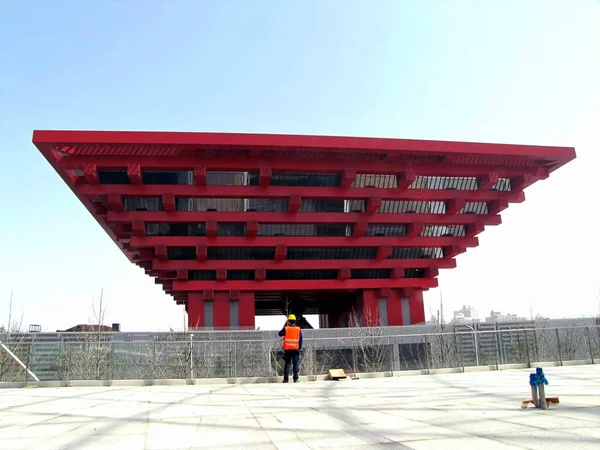 Trabalhador Fica Frente Pavilhão China Local Exposição Xangai China Março — Fotografia de Stock