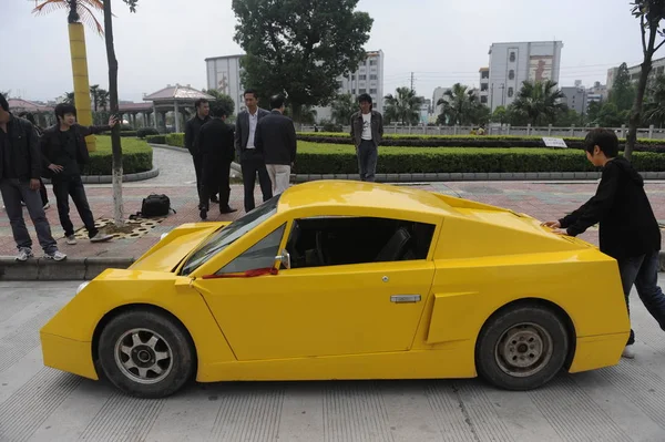Residentes Locales Miran Lamborghini Imitación Por Una Calle Chenzhou Provincia —  Fotos de Stock