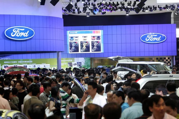 Bezoekers Menigte Stand Van Ford 13E Shanghai International Automobielindustrie Tentoonstelling — Stockfoto