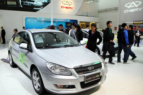 Los Visitantes Observan Los Coches Chery 11ª Exposición Internacional Automóviles — Foto de Stock