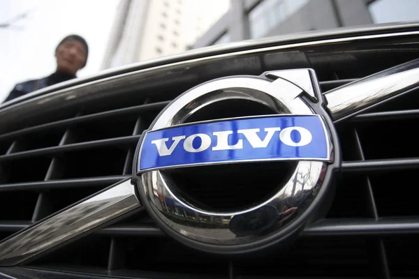 Uomo Passa Davanti Auto Volvo Fuori Una Concessionaria Volvo Shanghai — Foto Stock