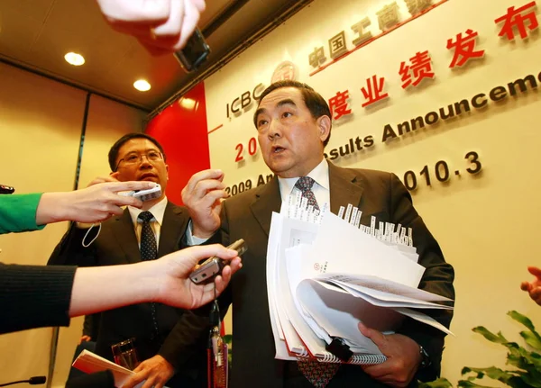 中国工商银行 Icbc 行长杨开生在2010年3月25日于中国北京举行的Icbc 2009年度业绩公告记者会上回答了记者提问 — 图库照片