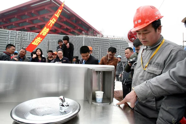 Chinese Workers Demonstrate Get Cup Water Drinking Water Stand Front — Stock Photo, Image