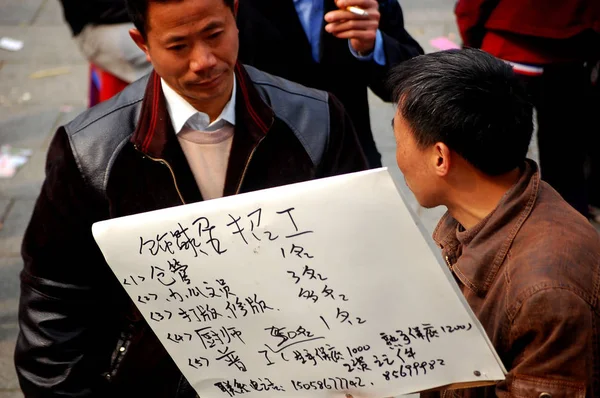Représentant Usine Chinois Montre Des Offres Emploi Pour Attirer Des — Photo
