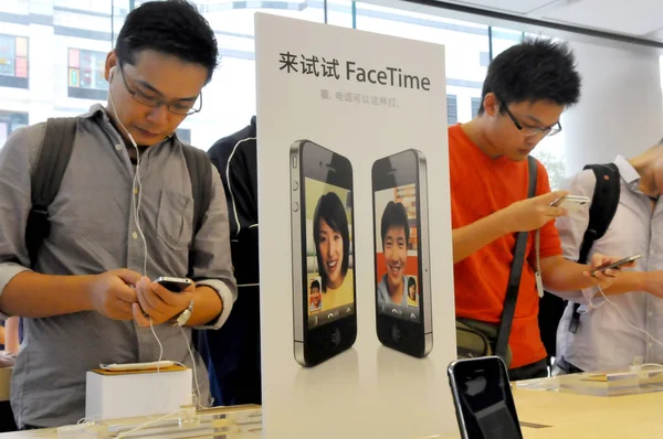 Kínai Vásárlók Próbálja Iphone Okostelefonok Apple Store Hong Kong Plaza — Stock Fotó