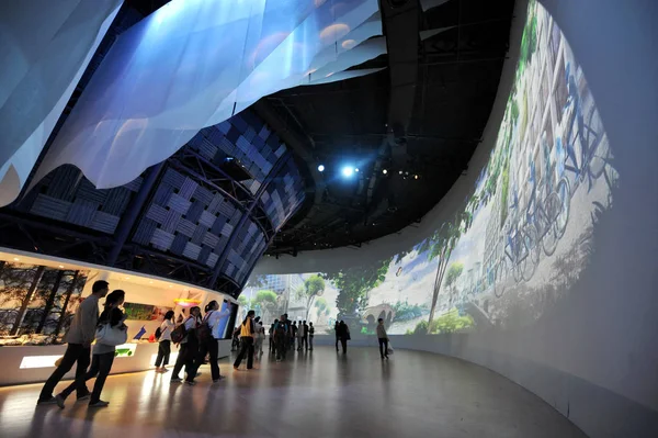 Відвідувачі Дивляться Зображення Проектується Стіні Всередині Фінляндії Павільйон Сайті Всесвітньої — стокове фото