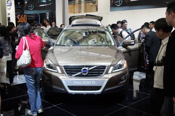 Użytkownicy Patrzą Volvo Xc60 Shanghai International Automobile Industry Wystawa Znana — Zdjęcie stockowe