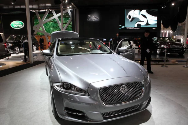 Jaguar Xjl Jest Wyświetlany Podczas Przygotowań Pekin Międzynarodowa Wystawa Motoryzacyjna — Zdjęcie stockowe