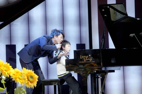 Китайський Піаніст Lang Lang Вчить Молодий Учасник Під Час Фіналу — стокове фото