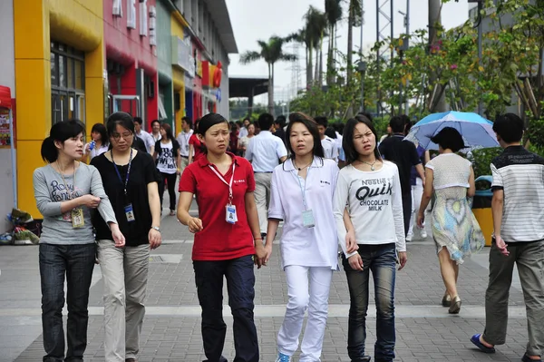 Funcionários Chineses Foxconn Passam Por Lojas Fábrica Shenzhen Grupo Tecnologia — Fotografia de Stock