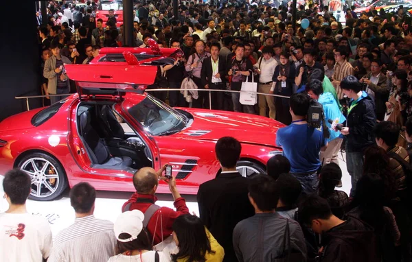 Multitud Visitantes Observan Mercedes Benz Sls Amg 11ª Exposición Internacional — Foto de Stock